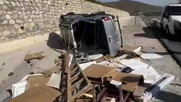 Tendürek Geçidi'nde korkutan kaza: Araç yan yattı