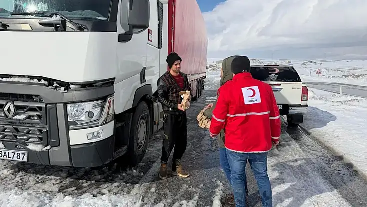 Tendürek’te bekleyen sürücülere Kızılay desteği