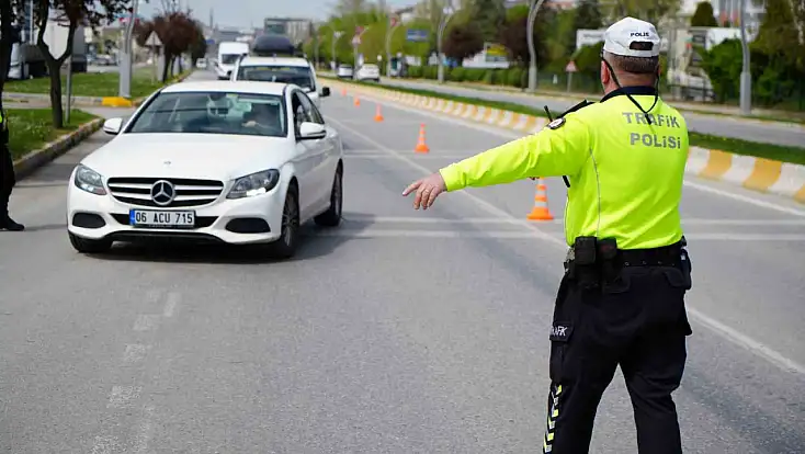 Trafikte Kurallar Değişti: Sürücülere Ekran, Telefon Tutucu ve Ses Sistemi Düzenlemesi