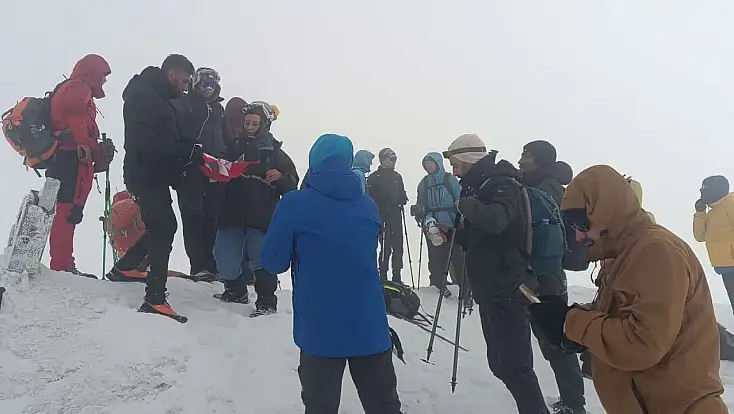 Türk, Faslı ve Polonyalı dağcılar Ağrı Dağı’nın zirvesine ulaştı