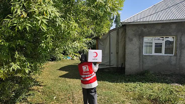Türk Kızılay Ağrı köylerde ihtiyaç sahibi ailelere gıda desteğini sürdürüyor