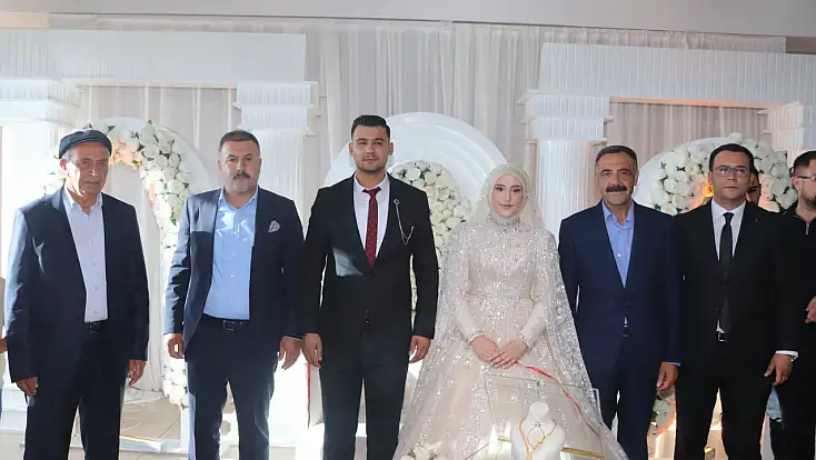 Tutak Belediye Başkanı Fevzi Sayan, genç çiftin nişan yüzüklerini taktı