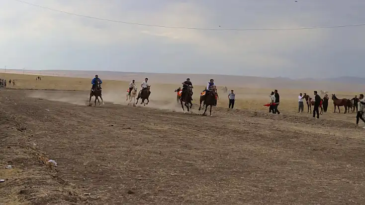 Tutak’ta festival coşkusu at yarışlarıyla zirveye çıktı
