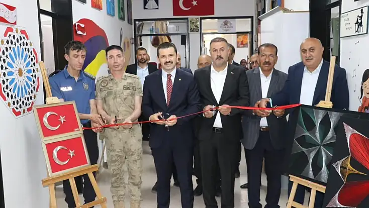 Tutak'ta kadınların el emeği ürünleri yoğun ilgi gördü