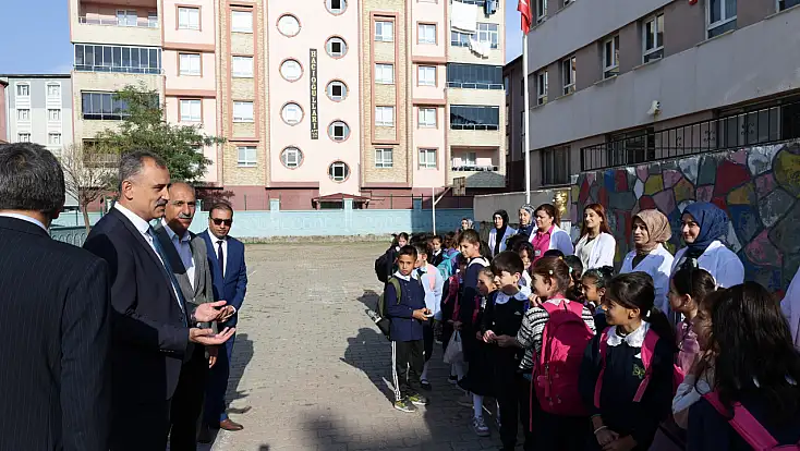Vali Bozkurt 3 okulun güvenlik ve temizliği yerinde inceledi