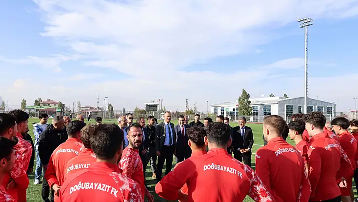 Vali Bozkurt Doğubayazıt’ta sahaya indi, sporcularla buluştu