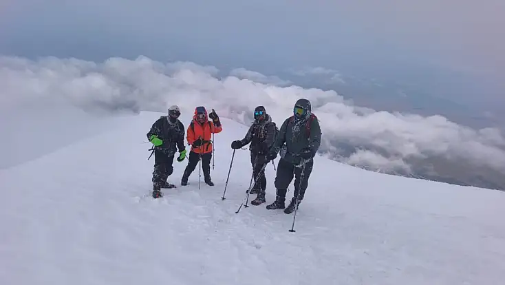 Van Gölü aktivistlerinden Ağrı Dağı’nın zirvesinde çevre mesajı