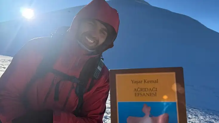 Yaşar Kemal’in “Ağrı Dağı Efsanesi”ni okudu, kitabını alıp zirveye çıktı