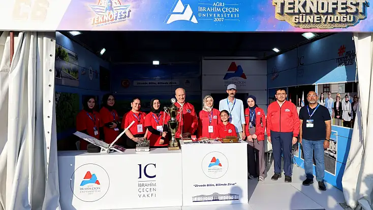 YÖK Başkanı Özvar AİÇÜ’nün TEKNOFEST standını ziyaret etti