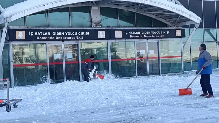 Yolcu güvenliği için havalimanında kar mesaisi