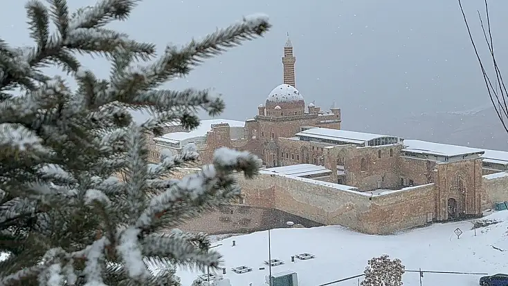 Yüzyıllık saray, beyaz sessizliğe büründü