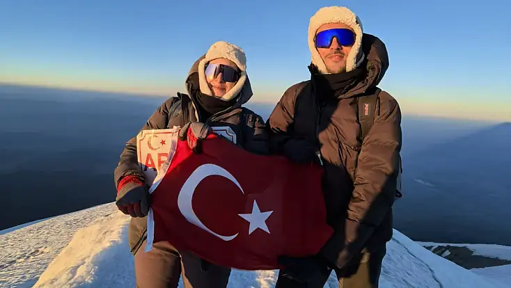 Zafer Bayramı’nı Türkiye’nin çatısında kutladılar