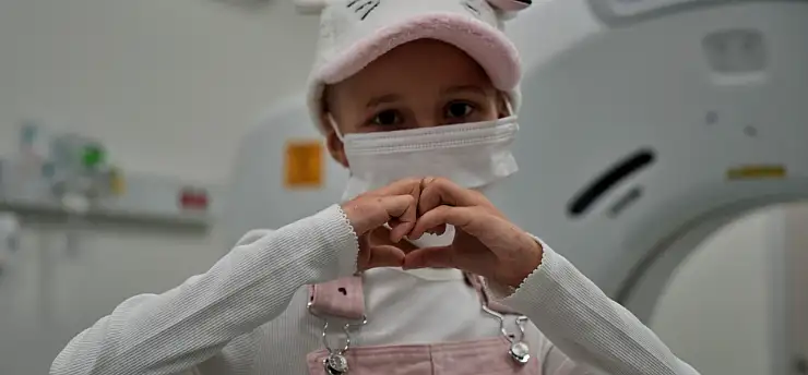 8 yaşındaki Ayşenur'un boynundaki şişlik kanser çıktı: Tedaviden sevindiren haber