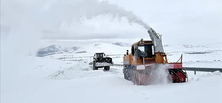 Bitlis'te karla mücadelede 18 bin kilometrelik mesai
