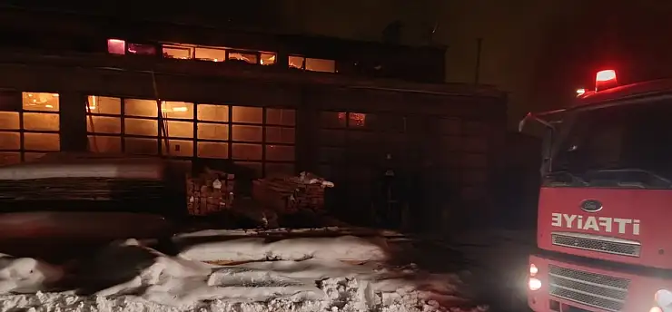 Erciş'te marangoz atölyesinde gece yangını