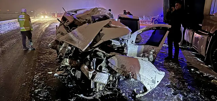 Erzurum'da araç kağıt gibi ezildi: 4 kişi hayatını kaybetti