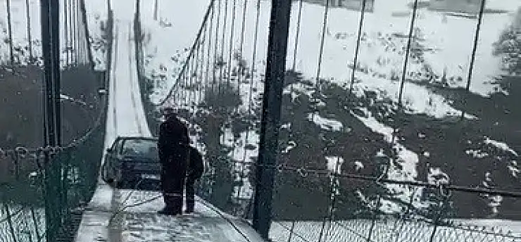 Kars'ta asma köprüde yürekler ağza geldi