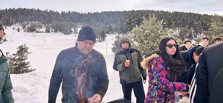 Kars'ta polis ve öğrenciler kar üstünde buluştu