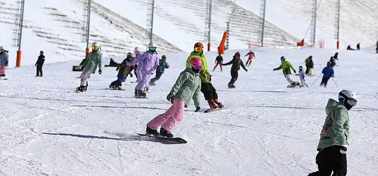 Palandöken'de güneşli hava kayak severleri pistlere çekti
