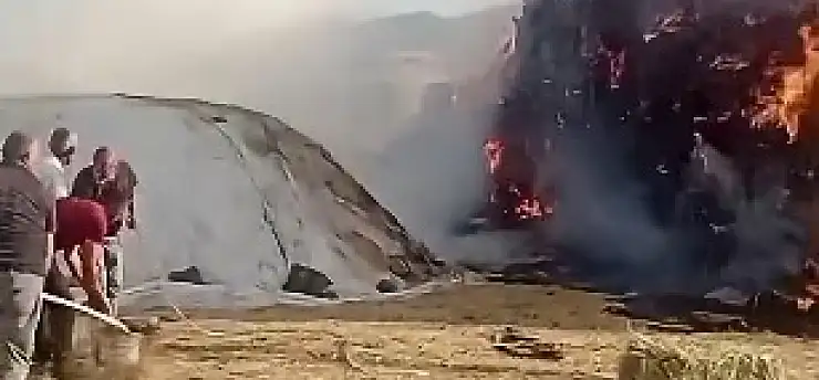 Patnos'ta 2 bin 100 balya yangında kül oldu