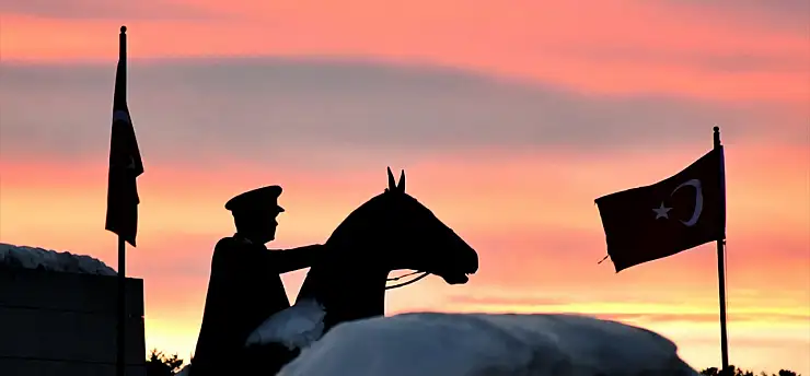 Sarıkamış'ta karlar üstünde gün batımı tabloya dönüştü