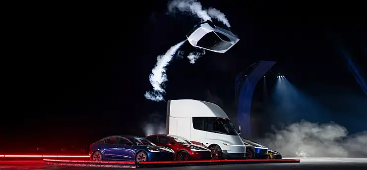 Tesla'nın yeni Roadster modeli uçuş gösterisiyle gündeme geldi
