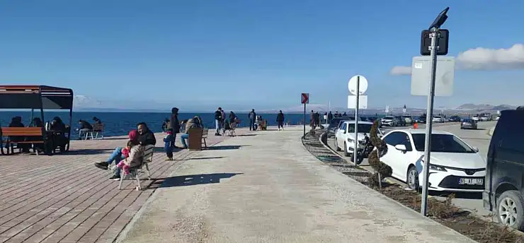 Van'da güneşi gören vatandaşlar sahile akın etti