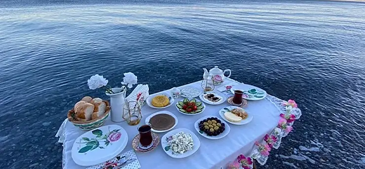 Van Gölü'ne karşı 1001 lezzet: Edremit kahvaltısı 2026'nın gastronomi rotası oldu! Guinness rekortmeni sofralar sizi bekliyor