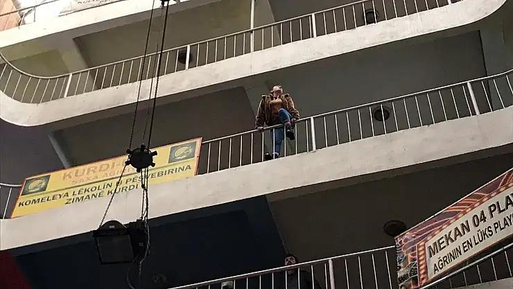 Ağrı'da 7'inci kattan kendini atmaya çalışan genç kızı polis son anda kurtardı