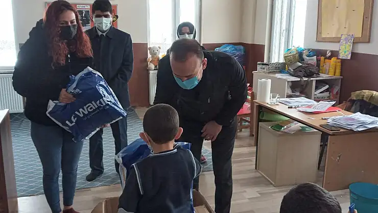 Ağrı'da ihtiyaç sahibi öğrencilere giyim yardımı
