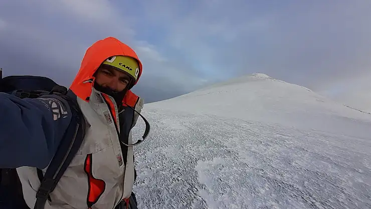 Ağrı Dağının zirvesine 8 günde tek başına çıktı