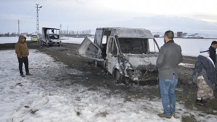 Ağrı'da iki araç kundaklandı