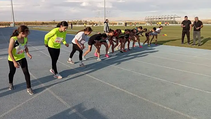 1071 Sultan Alparslan Spor Kompleksi'nde Amatör Spor Haftası Atletizm Etkinliği Tamamlandı