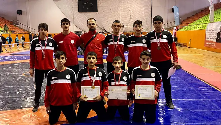 Ağrı güreş takımı finalde kaldı