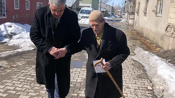 Başkan Adayı Erat, 18 mahalleyi gezdi