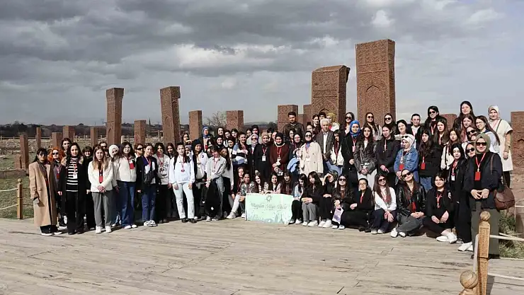 11 ilden gelen öğrenciler Ahlat'ın tarihi mekanlarını gezdi