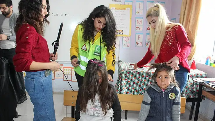 Hamur'da öğrencilere 'Kuaförlük ve Berberlik Hizmeti' verildi