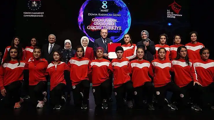Cumhurbaşkanı Erdoğan Ağrılı kadın futbolcuları kabul etti