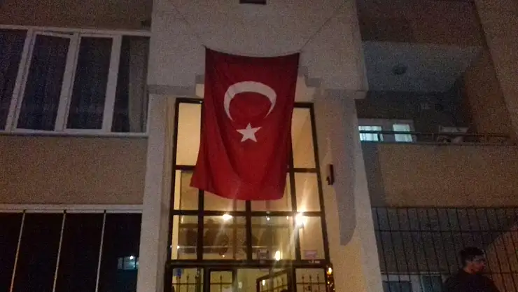 Ağrı'da şehidin evine Türk bayrağı asıldı