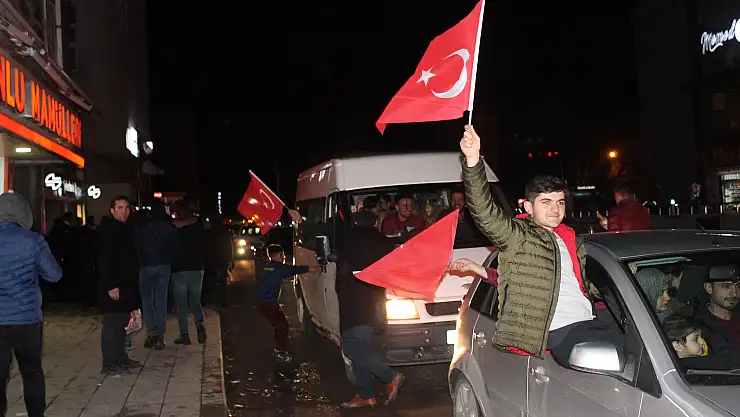 Ağrılılar Seçim Sonuçlarını Cadde ve Sokaklarda Kutladılar
