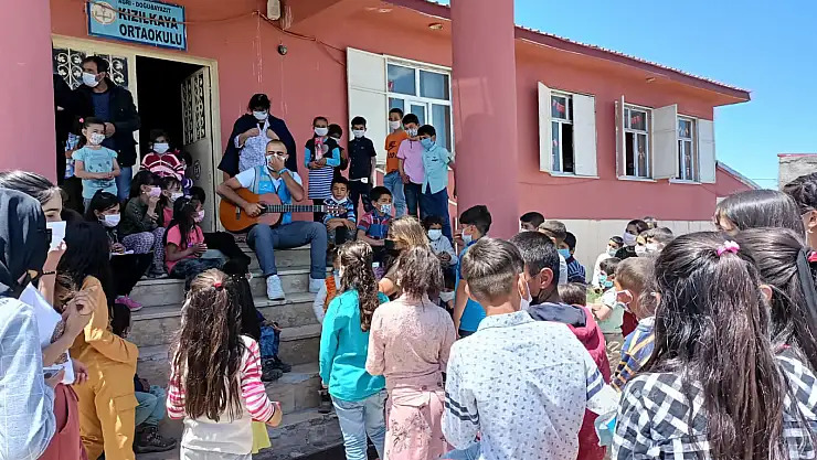 Ağrı-İran sınırında çocukların hayallerini gerçekleştirdiler