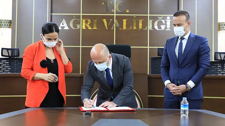 Ağrı Valisi Varol, Dünya İnsani Dayanışma Derneği tarafından yaptırılacak olan okulun protokolünü imzaladı