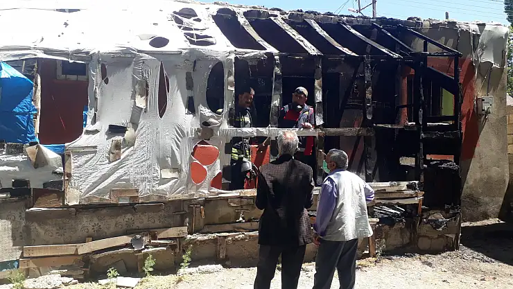 Ağrı'da psikolojik sorunları olduğu iddia edilen adam evini ateşe verdi