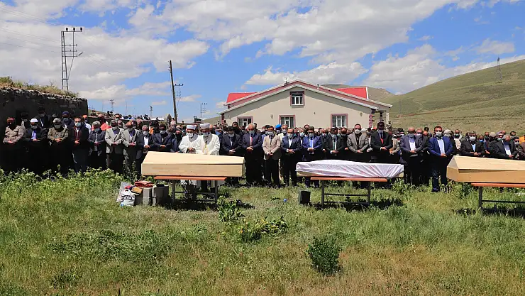 Sivas'taki kazada hayatını kaybedenlerden 4 kişi Ağrı'da toprağa verildi