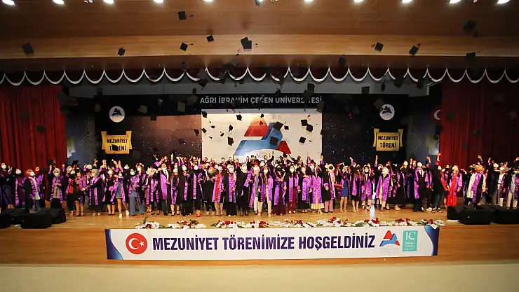 AİÇÜ'de yüz yüze mezuniyet töreni coşkusu