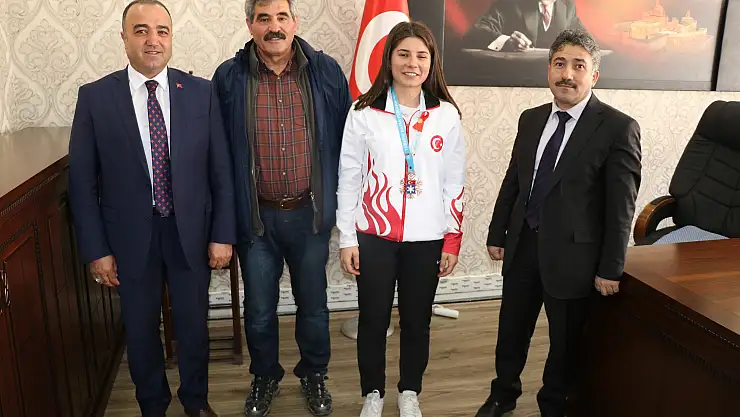 Ağrılı Başarılı sporcuya altın ödülü