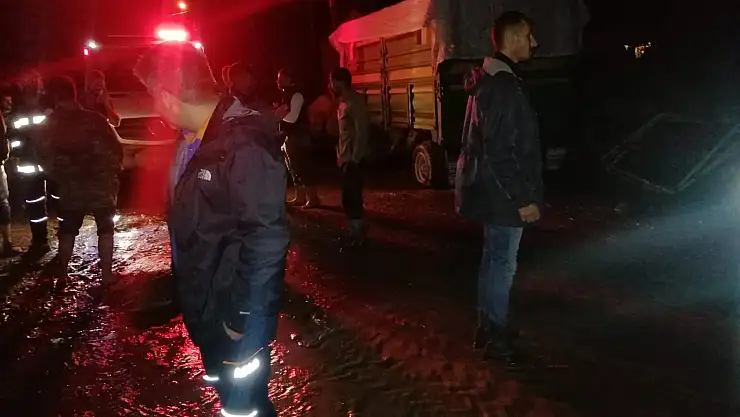 Sağanak yağış sele sebep oldu