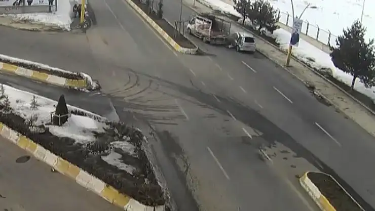 Ağrı'da trafik kazası kameraya yansıdı