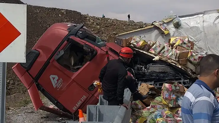 Ağrı'da iki tır çarpıştı: 1 ölü