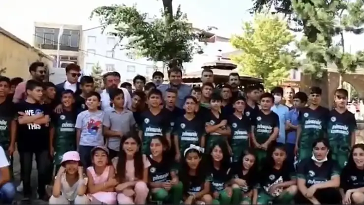 Kaymakam Balcı'dan çocuklara forma sürprizi